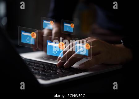 Avviso di sicurezza informatica sulle cartelle dati con icone di blocco e segnali di avviso rossi. Rappresenta un errore di crittografia, un attacco ransomware, una violazione del sistema e. Foto Stock