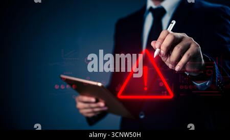 Concetto di cyber-avviso aziendale con simbolo triangolare luminoso. Rappresenta un avviso, un errore, un rischio di sistema e problemi di sicurezza informatica relativi a violazioni dei dati e. Foto Stock