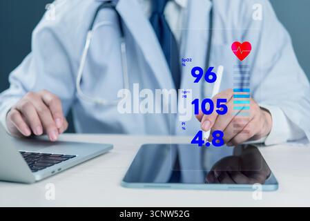 Medico che utilizza la tecnologia sanitaria digitale monitora il paziente con servizi medici futuristici, mostrando innovazione sanitaria e telemedicina. smart hosp Foto Stock