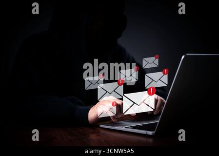 E-mail di avviso per computer laptop icone di avviso rosse, interfaccia digitale attacco di phishing comunicazioni digitali truffa online minaccia informatica. Concetto Foto Stock