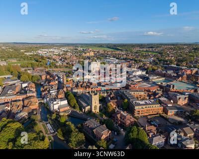 Vista aerea serale con droni di Newbury, Berkshire, Regno Unito, all'inizio dell'autunno, mostrando il centro della città mercato e Kennet e Avon Canal Foto Stock