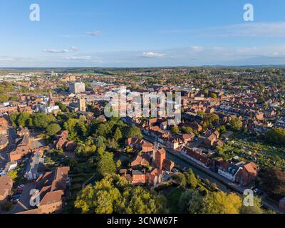 Vista aerea serale con droni di Newbury, Berkshire, Regno Unito, all'inizio dell'autunno, mostrando il centro della città mercato e Kennet e Avon Canal Foto Stock