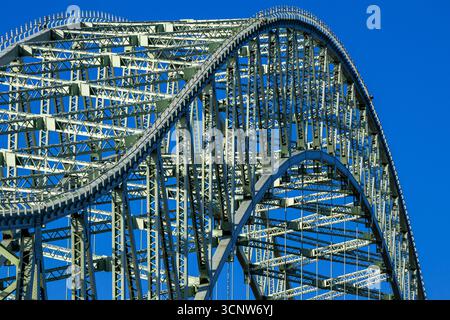 Vista dettagliata del Runcorn Widnes Bridge, noto anche come Silver Jubilee Bridge, che mostra la sua struttura a reticolo in acciaio e il design ad arco Foto Stock