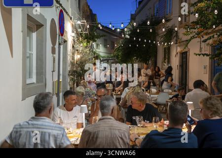 Gastronomia, ristoranti a Tavira, città vecchia, in parte strade, vicoli chiusi e serviti come terrazze per i ristoranti, nella parte orientale dell'Algarve, Foto Stock