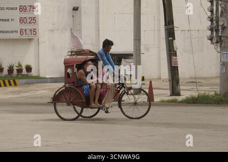 Città delle biciclette San Carlos, taxi per biciclette, taxi, bicicletta, mezzi pubblici, mobilità, servizio, trasporti, Negros Occidental, Filippine Foto Stock