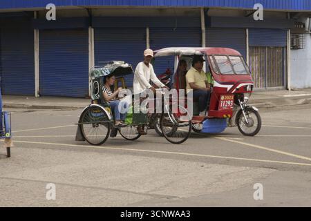 Città delle biciclette San Carlos, taxi per biciclette, taxi, bicicletta, mezzi pubblici, mobilità, servizio, trasporti, Negros Occidental, Filippine Foto Stock