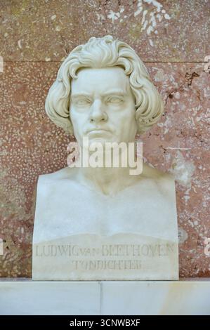 Busto in marmo bianco di Ludwig van Beethoven di fronte a un muro rossastro, Walhalla, Donaustauf, Ratisbona, Baviera, Germania Foto Stock
