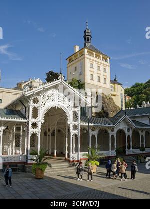 Colonnato di mercato in stile svizzero e torre gotica del castello, spa, sorgente curativa, salute, minerale, acqua minerale, malattia, Karlovy Vary, Karlovy Vary, Bohemi Foto Stock
