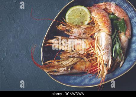 Langoustines, australiano, fresco ghiacciato sul ghiaccio, vista dall'alto, lime e verdi Foto Stock