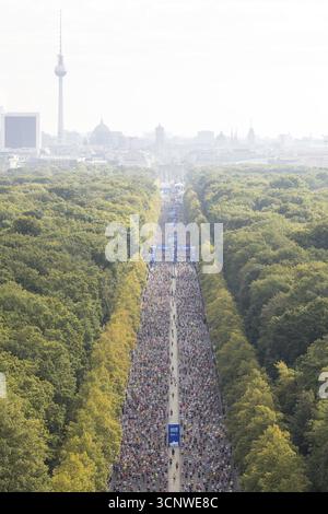 Corridori sulla Strasse des 17. Juni visto dalla colonna della Vittoria alla 51a BMW Berlin Marathon 2025 del 21.09.2025 Foto Stock