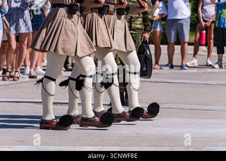 Il cambio cerimoniale della guardia al Palazzo del Presidente di Atene si svolge in Piazza Syntagma. Gli Evzones in abbigliamento tradizionale si esibiscono questa volta Foto Stock