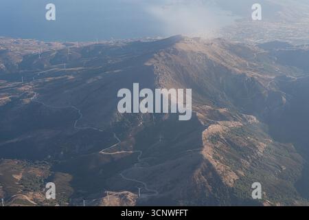 Una vista aerea mozzafiato dell'aspro paesaggio montuoso della Grecia, con strade tortuose e la costa lontana. La bellezza naturale viene catturata Foto Stock