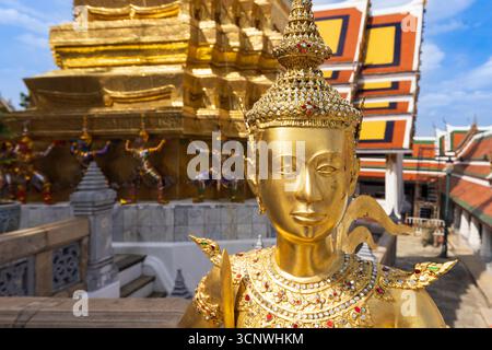 Incantevole vista del Tempio d'oro del Buddha di Smeraldo, Wat Phra Kaew, a Bangkok, Thailandia. I suoi dettagli intricati e il bagliore dorato catturano la S. Foto Stock