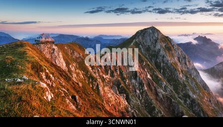 Panorama alpino con spettacolare alba a Eisenerzer Reichenstein e capanna in Stiria, Alpi austriache Foto Stock
