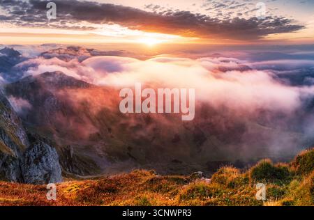 Panorama alpino con spettacolare alba a Eisenerzer Reichenstein e capanna in Stiria, Alpi austriache Foto Stock
