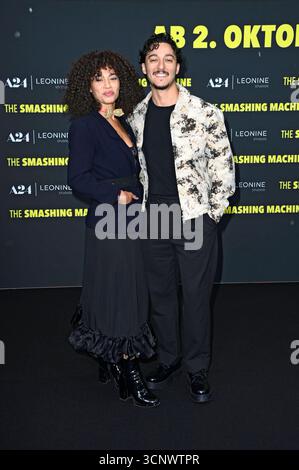 Aysha Joy Samuel mit Begleitung bei der Premiere des Kinofilms The Smashing Machine im Zoo Palast. Berlino, 22.09.2025 *** Aysha Joy Samuel con accompagnatore alla prima del film The Smashing Machine allo Zoo Palast di Berlino, 22 09 2025 foto:Xn.xKubelkax/xFuturexImagex machine 5943 Foto Stock
