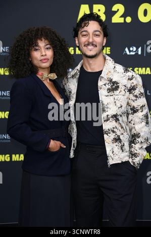 Aysha Joy Samuel mit Begleitung bei der Premiere des Kinofilms The Smashing Machine im Zoo Palast. Berlino, 22.09.2025 *** Aysha Joy Samuel con accompagnatore alla prima del film The Smashing Machine allo Zoo Palast di Berlino, 22 09 2025 foto:Xn.xKubelkax/xFuturexImagex machine 5944 Foto Stock