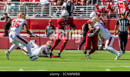 21 settembre 2025 il running back degli Arizona Cardinals James Conner (6) corre con la palla durante la partita di football tra gli Arizona Cardinals e i San Francisco 49ers. San Francisco ha battuto Arizona 16-15 al Levi Stadium di Santa Clara, Calif Thurman James/CSM Foto Stock