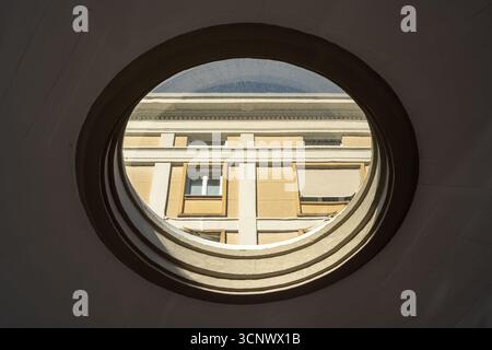 Vista di un edificio attraverso un lucernario circolare Foto Stock