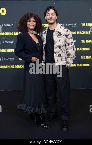 Aysha Joy Samuel mit Begleitung bei der Premiere des Kinofims The Smashing Machine im Zoo Palast. Berlino, 22.09.2025 *** Aysha Joy Samuel con accompagnatore alla prima del film The Smashing Machine allo Zoo Palast di Berlino, 22 09 2025 foto:XJ.xKnowlesx/xFuturexImagex machine 5798 Foto Stock
