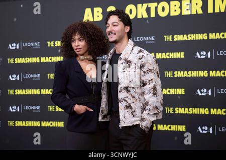 Aysha Joy Samuel mit Begleitung bei der Premiere des Kinofims The Smashing Machine im Zoo Palast. Berlino, 22.09.2025 *** Aysha Joy Samuel con accompagnatore alla prima del film The Smashing Machine allo Zoo Palast di Berlino, 22 09 2025 foto:XJ.xKnowlesx/xFuturexImagex machine 5800 Foto Stock