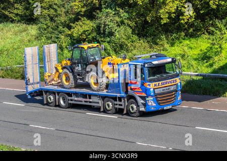 H.E.Services, autocarro a pianale DAF che trasporta 2017 movimentatore telescopico JCB 540V140 Diesel 4400 cc; viaggia sulla M61 manchester, Regno Unito Foto Stock