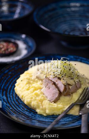 Filetto di maiale con salsa di funghi e purè di patate Foto Stock