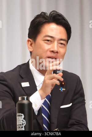 Tokyo, Giappone. 23 settembre 2025. Il ministro giapponese dell'Agricoltura Shinjiro Koizumi, candidato alle elezioni presidenziali del Partito Liberal Democratico (LDP) al governo del Giappone, annuncia la sua politica davanti ai membri del Partito Popolare Cinese femminile e Giovanile presso la sede del Partito Liberale Democratico (LDP) di Tokyo martedì 23 settembre 2025. Il primo ministro e il presidente del LDP Shigeru Ishiba si dimetteranno e le elezioni presidenziali del LDP si terranno il 4 ottobre. (Foto di Yoshio Tsunoda/AFLO) Foto Stock