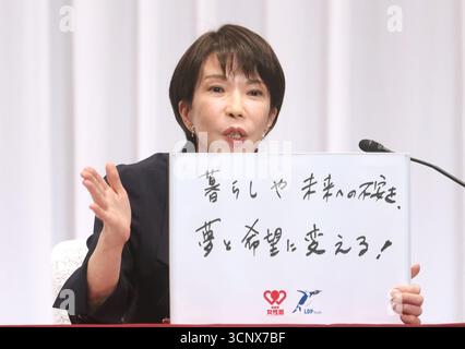 Tokyo, Giappone. 23 settembre 2025. L'ex ministro degli interni giapponese Sanae Takaichi, candidata alle elezioni presidenziali del Partito Liberal Democratico (LDP) al governo del Giappone, annuncia la sua politica davanti ai membri del Partito LDP donne e giovani presso la sede del LDP a Tokyo martedì 23 settembre 2025. Il primo ministro e il presidente del LDP Shigeru Ishiba si dimetteranno e le elezioni presidenziali del LDP si terranno il 4 ottobre. (Foto di Yoshio Tsunoda/AFLO) Foto Stock