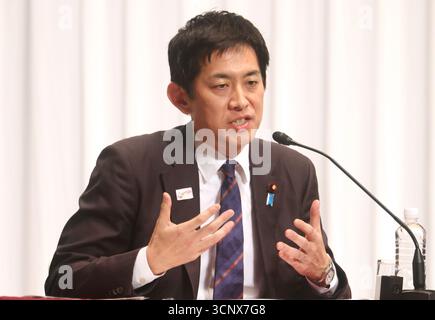 Tokyo, Giappone. 23 settembre 2025. L'ex ministro giapponese per la sicurezza economica Takayuki Kobayashi, candidato alle elezioni presidenziali del Partito Liberal Democratico (LDP) al governo del Giappone, annuncia la sua politica davanti ai membri del Partito LDP donne e giovani presso la sede del LDP a Tokyo martedì 23 settembre 2025. Il primo ministro e il presidente del LDP Shigeru Ishiba si dimetteranno e le elezioni presidenziali del LDP si terranno il 4 ottobre. (Foto di Yoshio Tsunoda/AFLO) Foto Stock