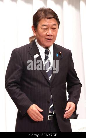 Tokyo, Giappone. 23 settembre 2025. L'ex ministro degli Esteri giapponese Toshimitsu Motegi, candidato alle elezioni presidenziali del Partito Liberal Democratico (LDP) al governo del Giappone arriva alla sede del LDP a Tokyo mentre annuncia la sua politica davanti ai membri del LDP Women's and Youth martedì 23 settembre 2025. Il primo ministro e il presidente del LDP Shigeru Ishiba si dimetteranno e le elezioni presidenziali del LDP si terranno il 4 ottobre. (Foto di Yoshio Tsunoda/AFLO) Foto Stock
