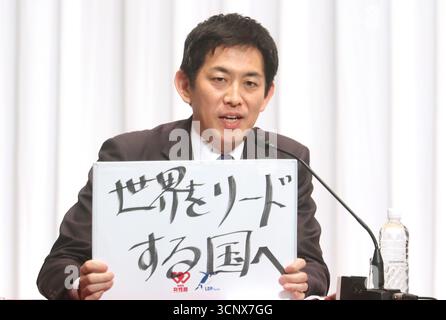 Tokyo, Giappone. 23 settembre 2025. L'ex ministro giapponese per la sicurezza economica Takayuki Kobayashi, candidato alle elezioni presidenziali del Partito Liberal Democratico (LDP) al governo del Giappone, annuncia la sua politica davanti ai membri del Partito LDP donne e giovani presso la sede del LDP a Tokyo martedì 23 settembre 2025. Il primo ministro e il presidente del LDP Shigeru Ishiba si dimetteranno e le elezioni presidenziali del LDP si terranno il 4 ottobre. (Foto di Yoshio Tsunoda/AFLO) Foto Stock