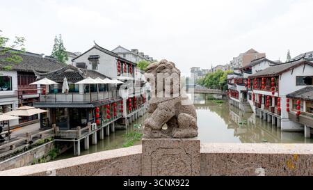 Incantevole vista dell'antica città di Qibao a Shanghai, in Cina, conosciuta come la Venezia Orientale, caratterizzata da un'architettura tradizionale lungo un tranquillo canale con ico Foto Stock