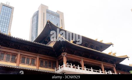Il Tempio Jing'an di Shanghai cattura l'armonia tra architettura antica e modernità. Il suo esterno ornato contrasta con il cielo circostante Foto Stock