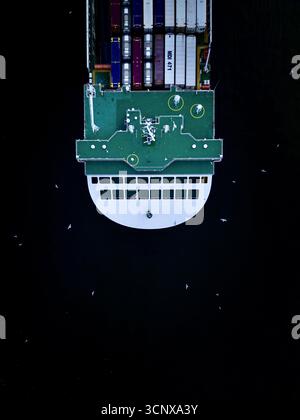 Vista aerea dell'intricato circuito stampato e dei componenti contro una vasta distesa scura, creando un netto contrasto tra tecnologia e vuoto, posizione omessa, posizione omessa. Foto Stock