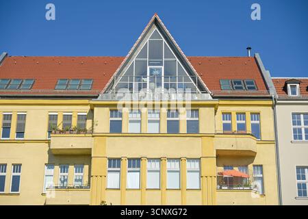 Altbau, ausgebautes Dachgeschoß, Hauptstraße, Schöneberg, Bezirk Tempelhof-Schöneberg, Berlino, Deutschland *** edificio antico, attico convertito, Hauptstraße, Schöneberg, distretto di Tempelhof Schöneberg, Berlino, Germania Foto Stock