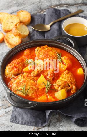 Bouillabaisse di pollo adattamento di un classico francese questo piatto è incredibilmente confortante ed esplosivo con un primo piano di sapore nella padella sul tavolo. Ver Foto Stock