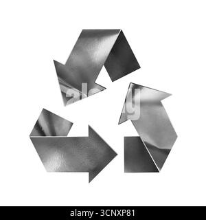 Simbolo di riciclaggio. Frecce di inseguimento in metallo su sfondo bianco Foto Stock