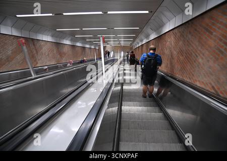 Monaco di Baviera, Germania. 18 settembre 2025. Un uomo che scende su una scala mobile. Credito: dpa/Alamy Live News Foto Stock