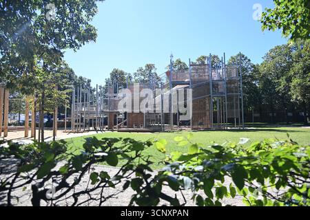 Monaco di Baviera, Germania. 18 settembre 2025. Parco giochi a Monaco di Baviera senza attrezzature per bambini, vuoto, deserto. Credito: dpa/Alamy Live News Foto Stock