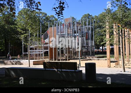 Monaco di Baviera, Germania. 18 settembre 2025. Parco giochi a Monaco senza attrezzature per bambini, vuoto, deserto? Credito: dpa/Alamy Live News Foto Stock