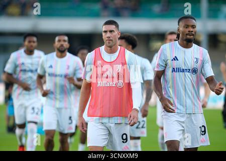 Dusan Vlahovic della Juventus FC e Khephren Thuram della Juventus FC durante il riscaldamento della partita di calcio tra Hellas Verona FC e Juventus FC, MD4 Foto Stock