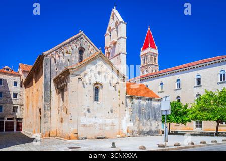 Traù, Croazia. Chiesa di San Giovanni Battista e Torre della Cattedrale di Lawrence, centro medievale. Foto Stock