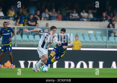 Kenan Yildiz della Juventus FC seguito da Unai Nunez dell'Hellas Verona FC durante la partita di calcio tra Hellas Verona FC e Juventus FC, MD4 di serie Foto Stock