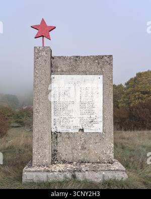 Bosnia-Erzegovina, Bosansko Grahovo (Mun.), Resanovci: Monumento a NH Simo Bajić, combattenti caduti e vittime del terrore fascista ('Spomenik Palim Foto Stock