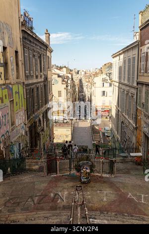 I gradini di Cours Julien nell'area creativa di Marsiglia, Bouches du Rhone, Francia. Foto Stock