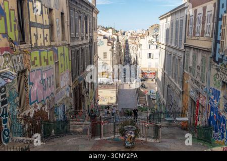 I gradini di Cours Julien nell'area creativa di Marsiglia, Bouches du Rhone, Francia. Foto Stock