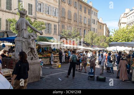 Amanti dello shopping nel mercato agricolo di Cupucins nel quartiere Noailles di Marsiglia, Bouches du Rhone Francia. Foto Stock