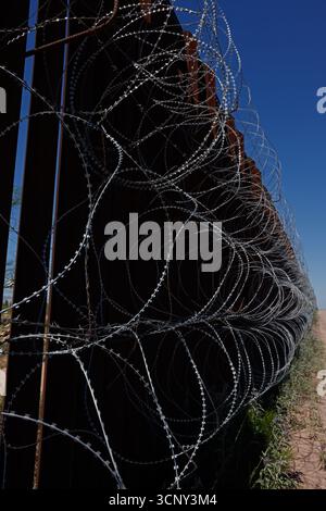 Muro di confine TRA STATI UNITI e Messico, Douglas, Arizona, sezione dell'era Obama, area di molti valichi di confine Foto Stock