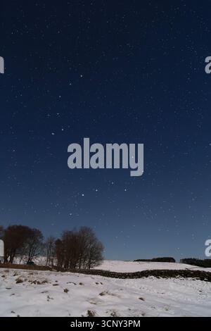 Il Vallo di Adriano in una notte nevosa a Steel Rigg. L'Ursa maggiore e l'aratro sono appesi in basso nel cielo e sopra di loro, a sinistra, si trova Polaris, la Stella Nord. Foto Stock